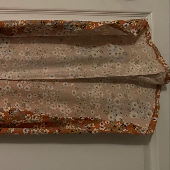 Beautiful Short Sleeve Shirt with Long Back - Picture 4 of 4